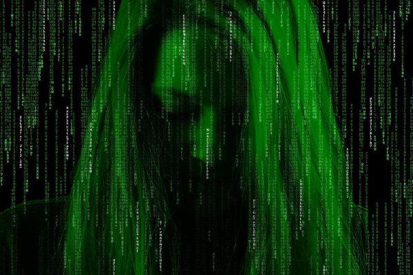 Kobieta mająca atak paniki - psycholog opisuje jak sobie radzić z paniką i lękiem