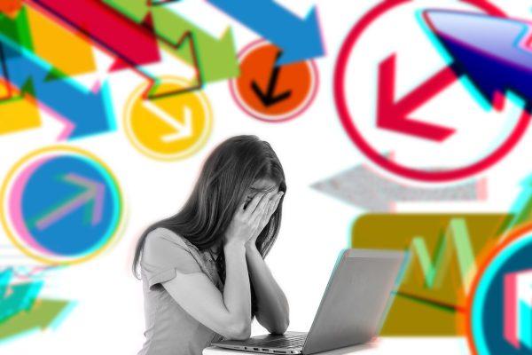 Kobieta trzymająca twarz w dłoniach potrzebująca pomocy psychologa i psychoterapeuty