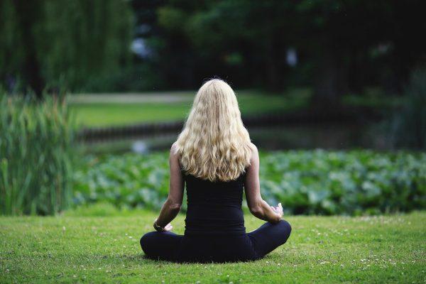 Kobieta siedząca i medytująca - różne techniki relaksacyjne i mindfulness w psychologii