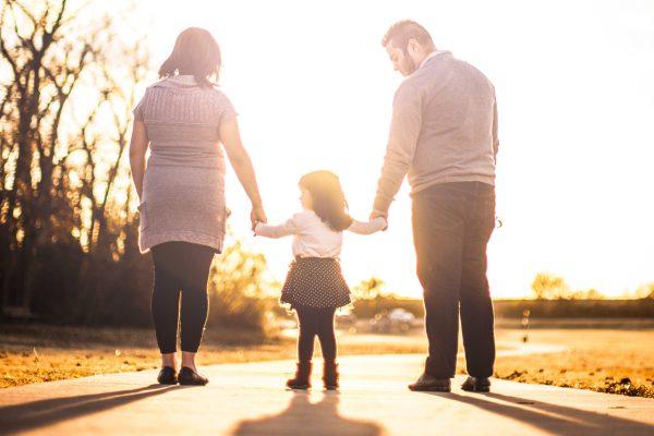 Potrzeba więzi - rodzina. Po lewej mama, dziecko i tato.